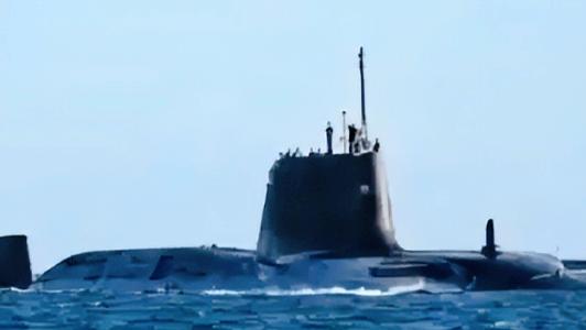 就这么悄悄就位了，英国没搞大张旗鼓的军演，没发高调的声明，就直接把自家顶尖核潜艇