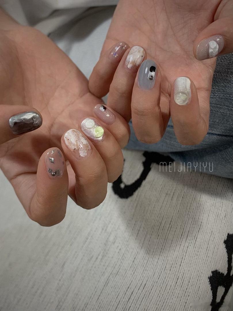 把乱七八糟的心情都涂在指甲上.. 晕染开就好啦～ 做个没有坏心情的酷girl..