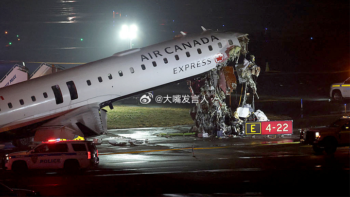 纽约拉瓜迪亚机场被迫关闭，加拿大航空一架飞机撞上一辆地面的港务局车辆。现场拍摄的