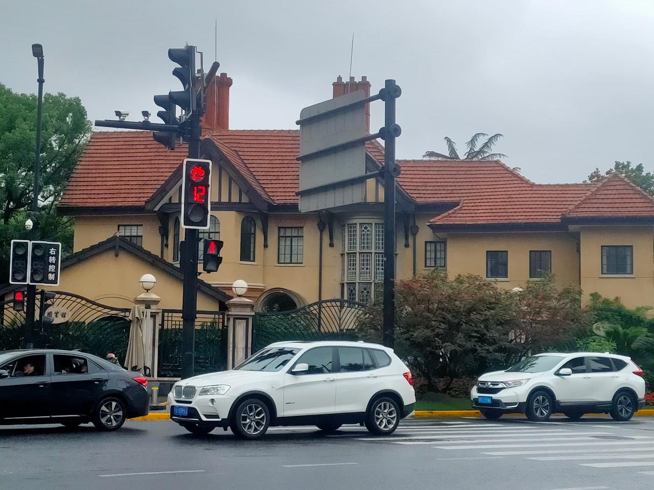 侬好上海呀
到上海来旅游，建议大家一定要到上海的石库门走走看看，最好看看上海新式