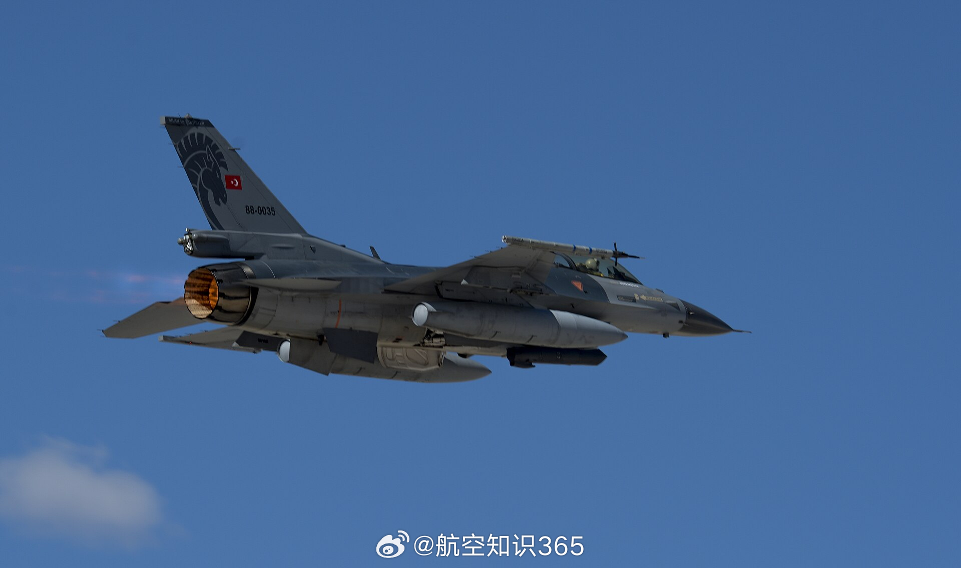 【土耳其空军一架F-16训练时坠毁】土耳其国防部8月12日通报，一架土耳其空军F