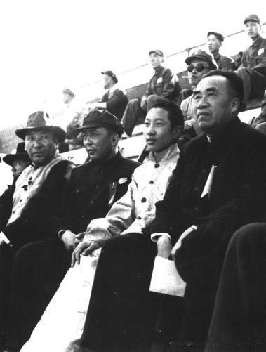 1951年5月4日，朱德同班禅额尔德尼·确吉坚赞等在北京出席第一次全国性运动会开