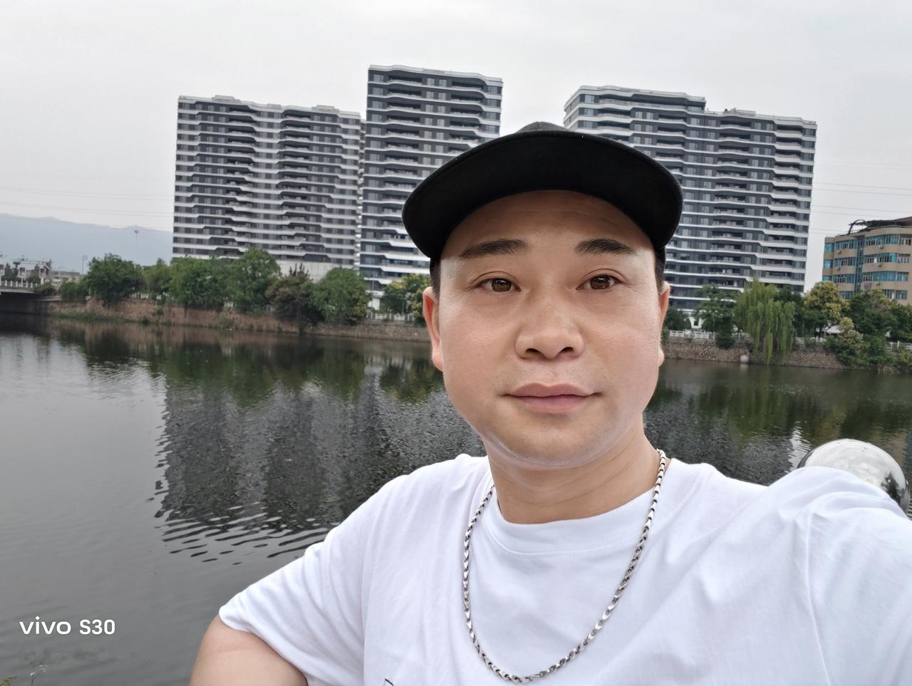 太难了，真的是不想去打工，没办法，为了生活，准备去广州，深圳找工作，酒吧做保洁，
