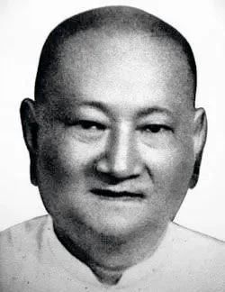 1949年，上海解放后的清晨，军管会的办公桌上摊着帮会人物清算名单。

当手指划