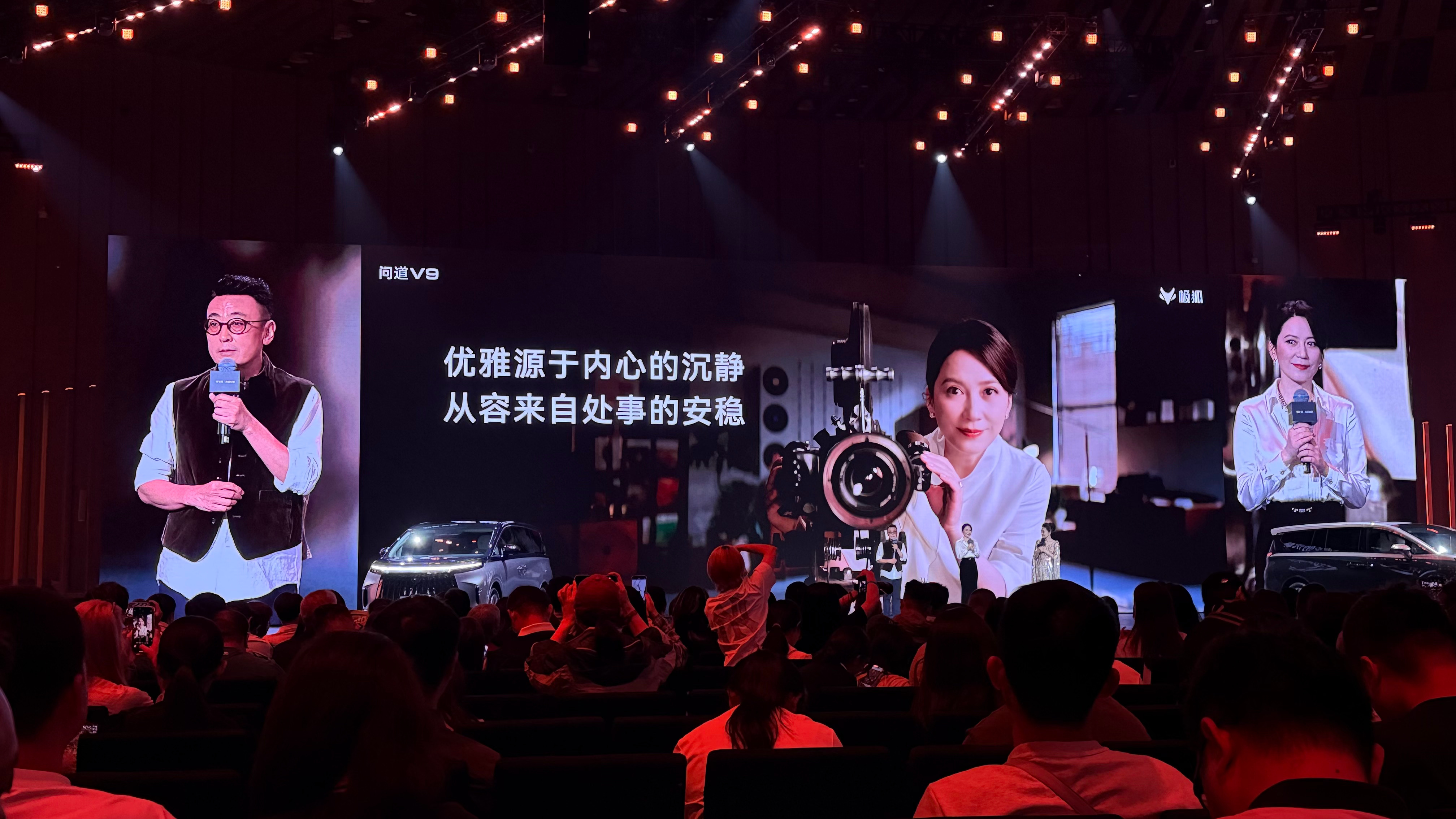 窦老师说，他的女神来了，大家鼓掌呀