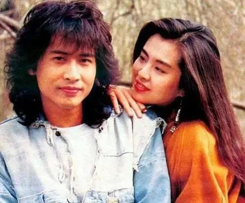 1987年，齐秦和王祖贤因拍电影相识，酒后齐秦大胆让王祖贤吻他，两人就此相恋。齐