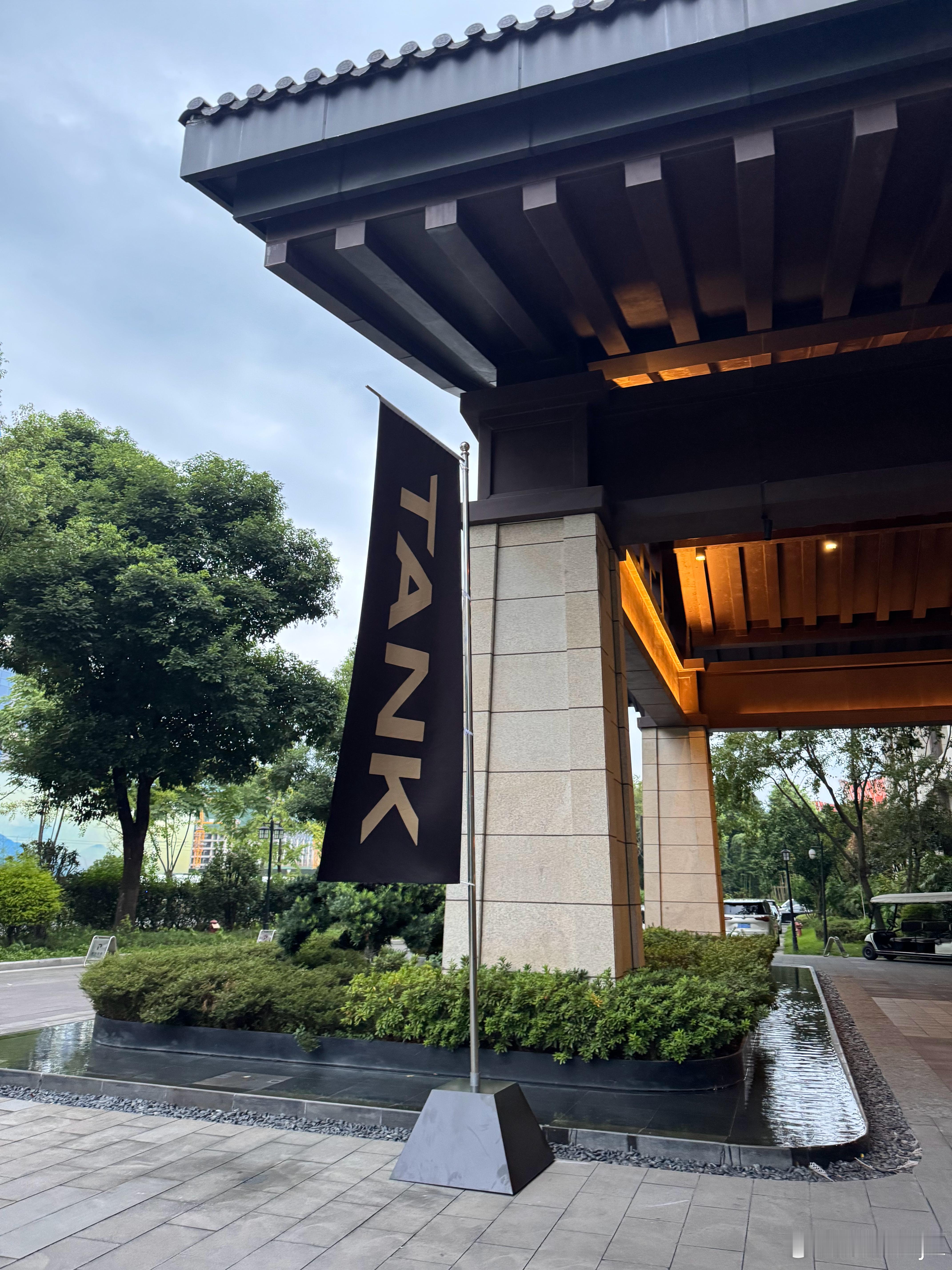 不得不说都江堰温度是真的好舒服，好山好水好风光。发布会现场放了五款车色，你们最喜