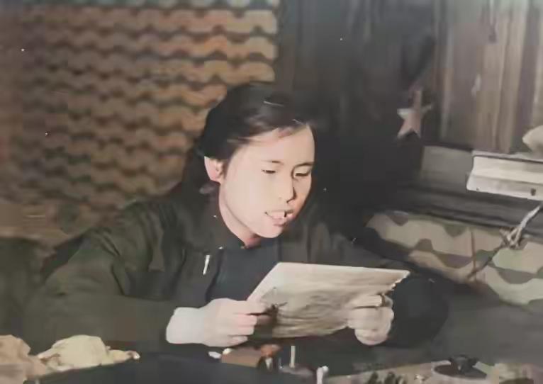 这个小姑娘就是青岛人民广播电台第一个播音员，西游记导演杨洁