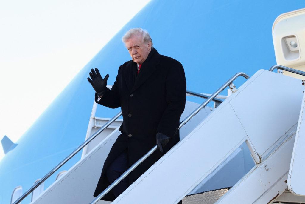 近期，《纽约时报》发表了一篇文章，题目是美国已在与中国的新冷战中举起白旗，引起国