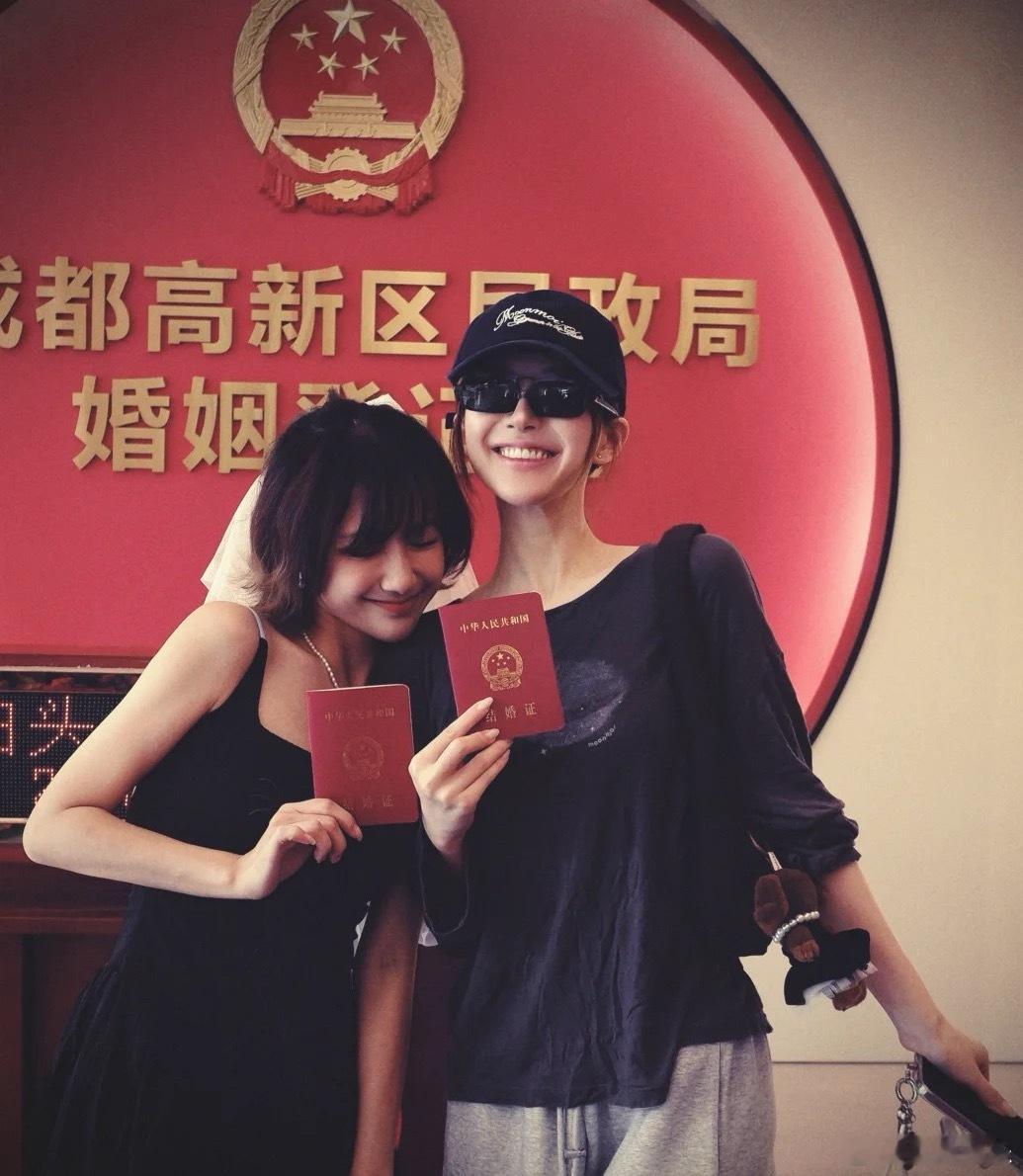 不知道的还以为是赵露思和魏笑结婚了，看得出来是真心祝福的 