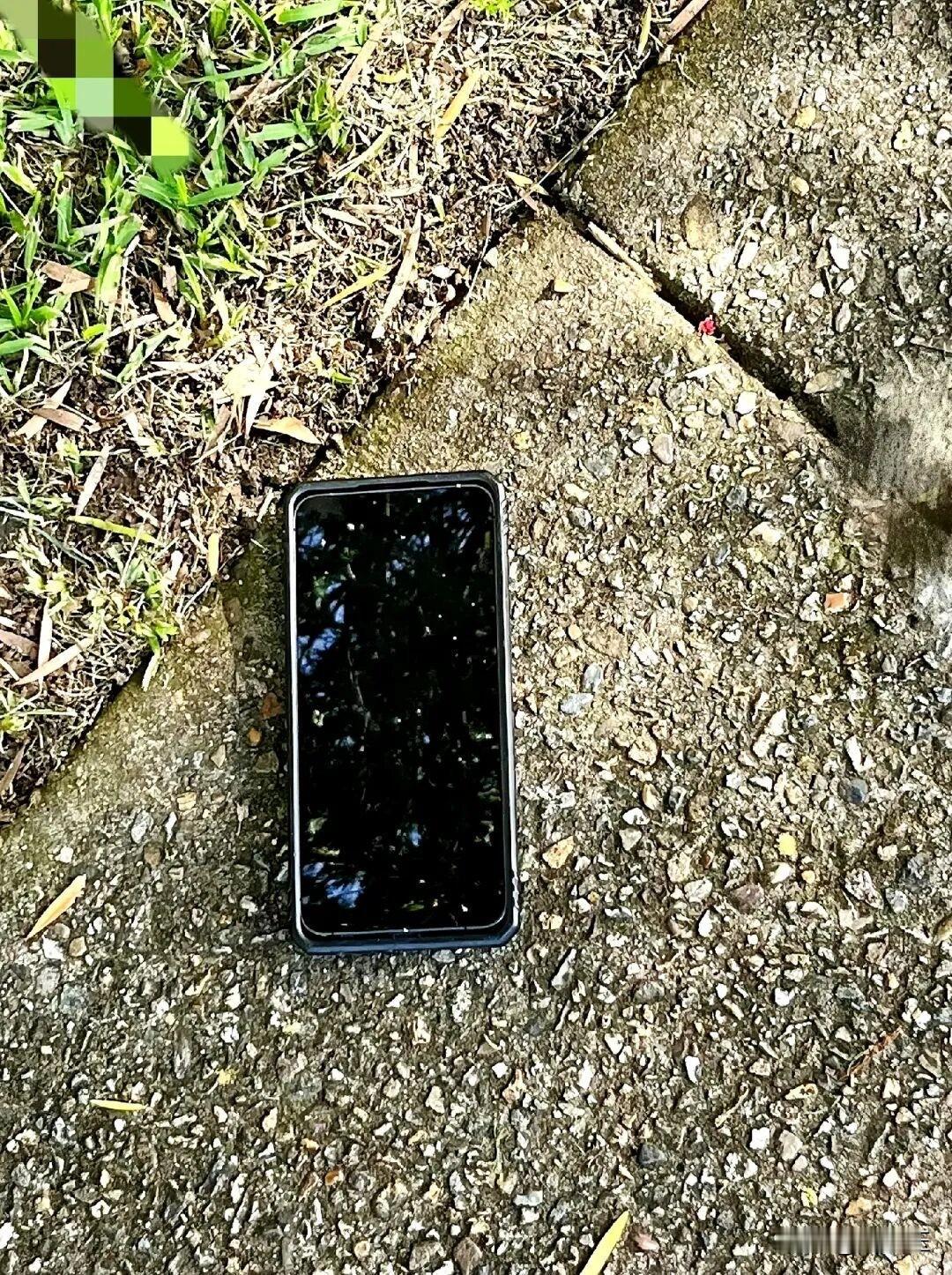 河南郑州一名高三体育生不慎遗失手机，被一女子捡到，后因无法解锁密码，女子将手机丢