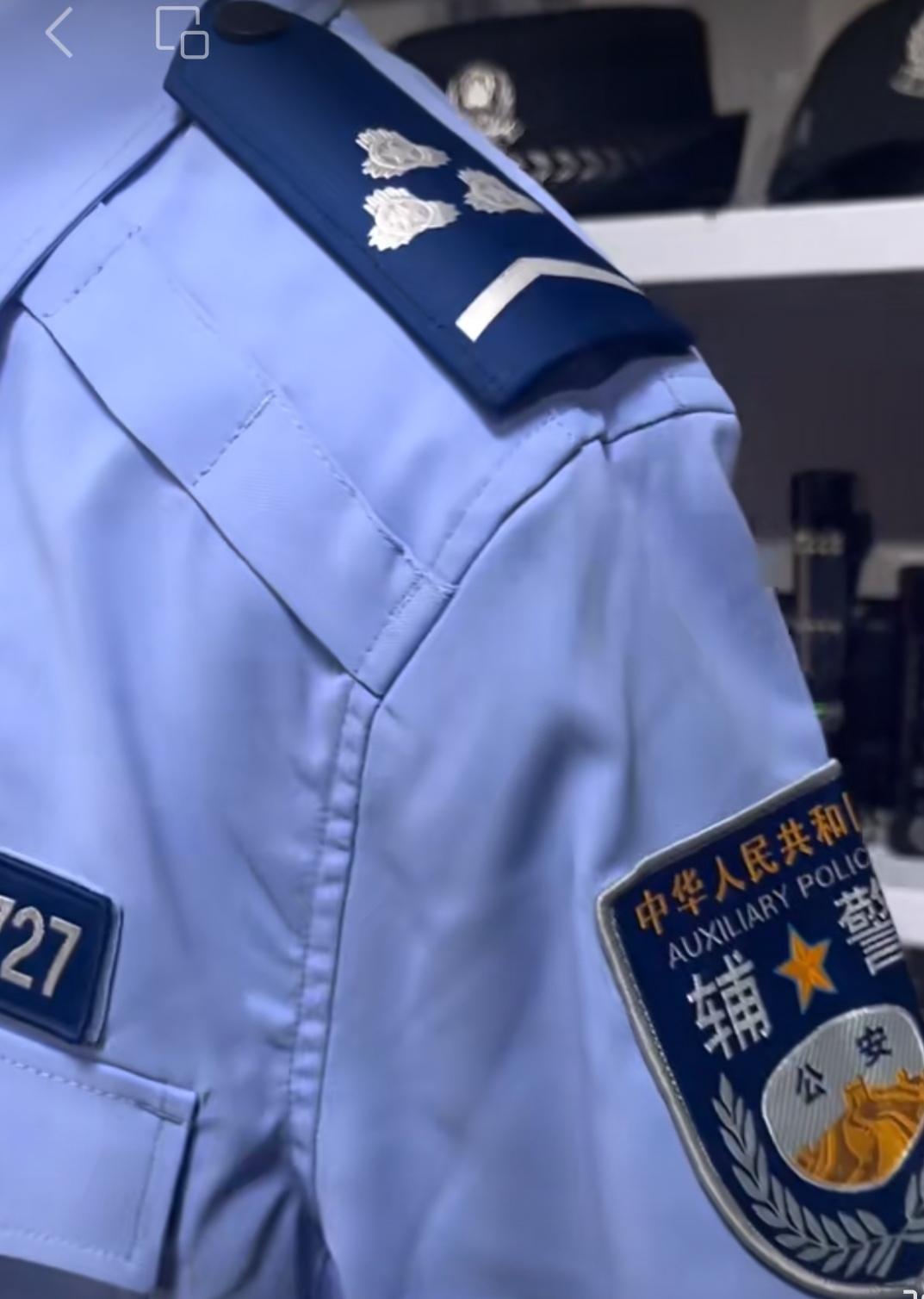 辅警入编后，与同年入警的民警职级往往不同。

民警通常通过公务员考试或公安联考入