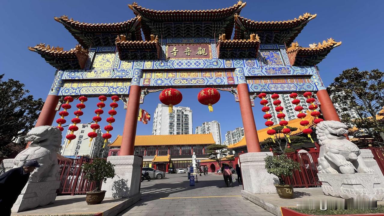 青岛《观音寺》正月初九，去永吉路市集采购，途经这里，春节的气息扑面而来，人潮涌动