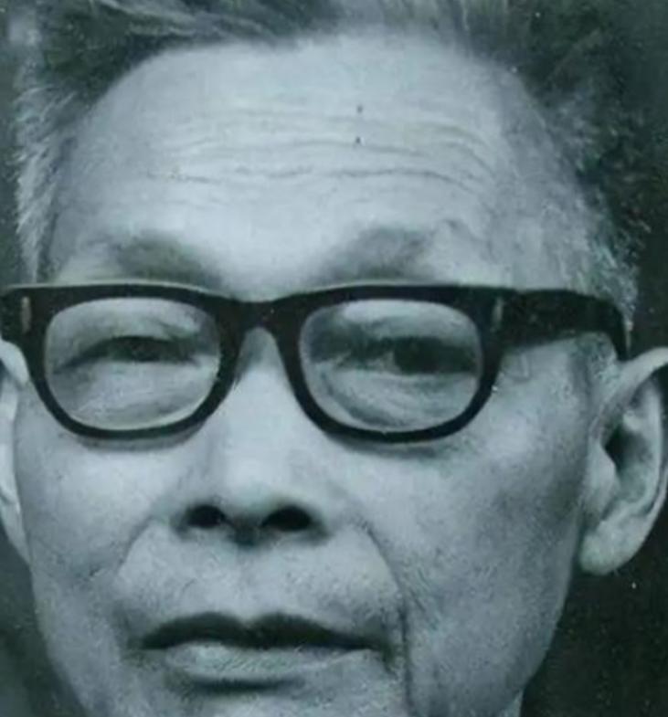 1949 年重庆最后那班逃亡飞机即将起飞，他却因烧文件迟到，他曾是黄埔精英中统少