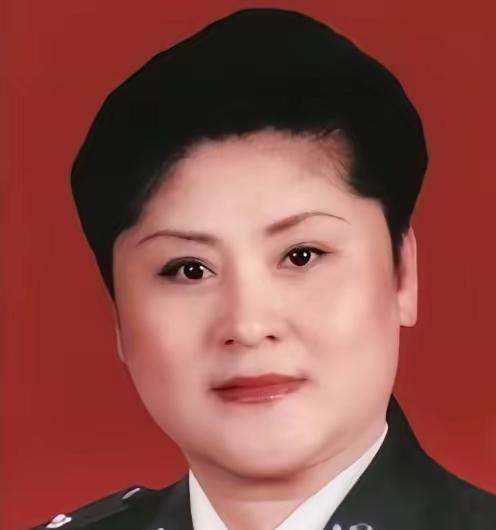 谁能想到，被壮汉架进出租车的“柔弱少女”，竟是让歹徒闻风丧胆的孤胆女警？王玉荣用