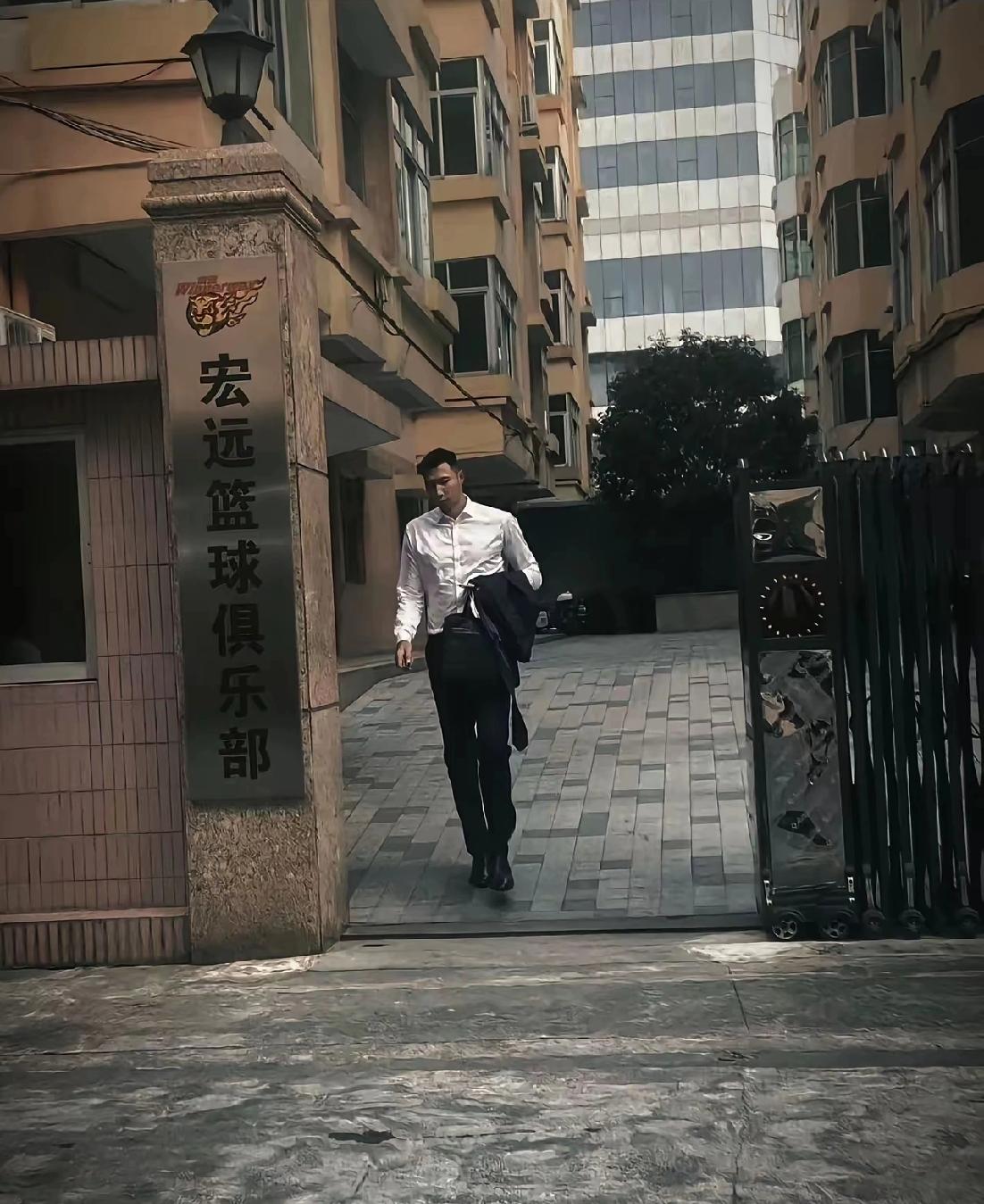 易建联要复出？
近日易建联回宏远俱乐部了，不知道有什么事，还是回去逛逛而已。
不