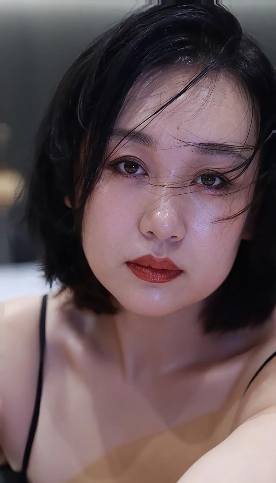 妆化的再好
也挡不住眼里的世故
女人过了50
基本上和青春有关的词都要说拜拜了