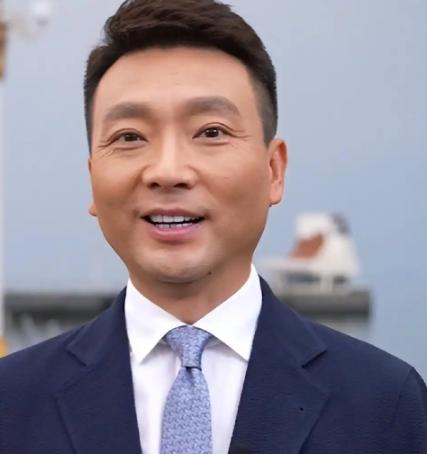 很多人都卡在 “体面告别” 这道坎里。康辉在八宝山接电话这件事，戳破了当下社会很