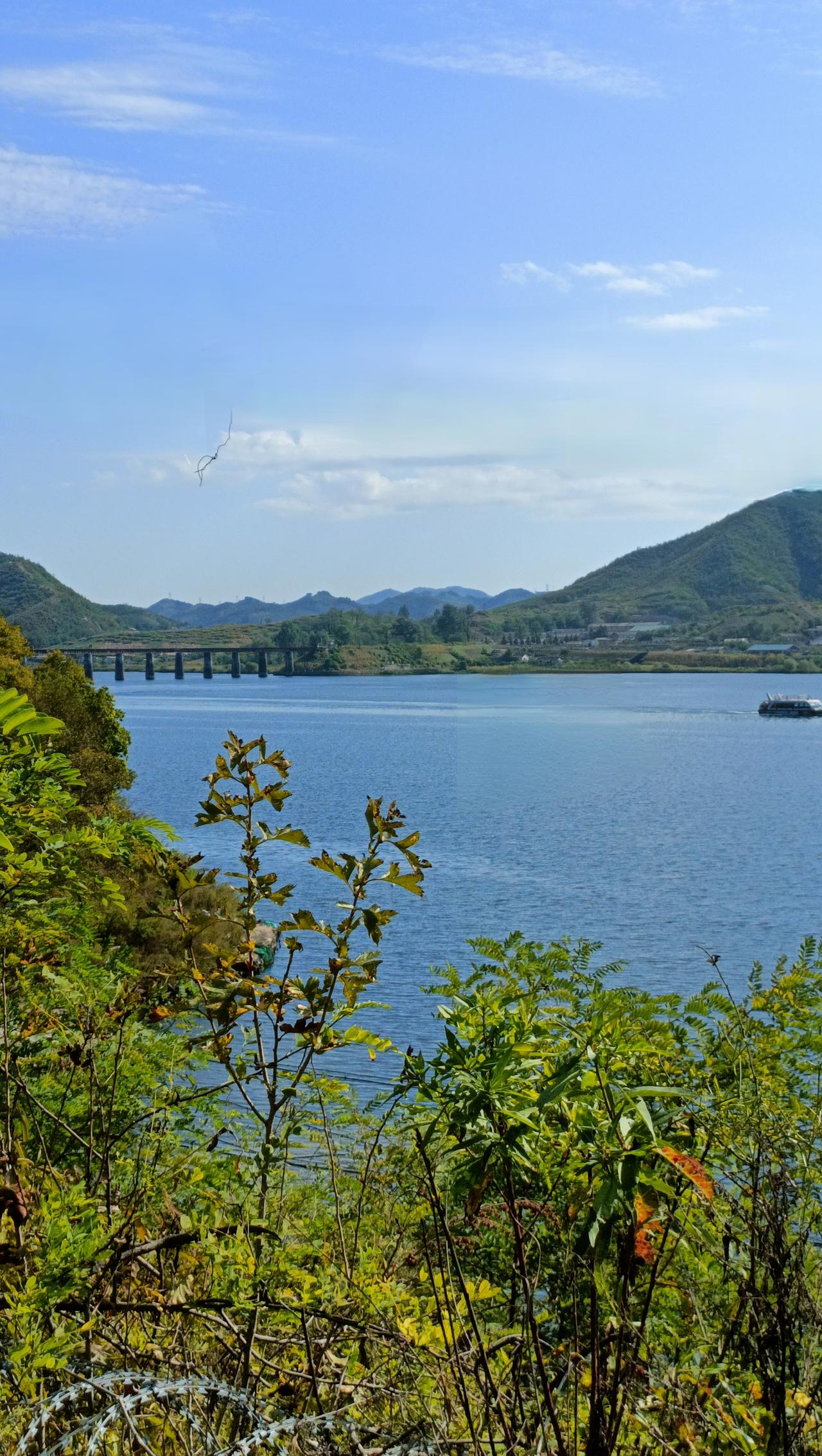 风揉碎云影铺在湖面半漾半停，
山衔着落日浸进波心半醉半醒。
