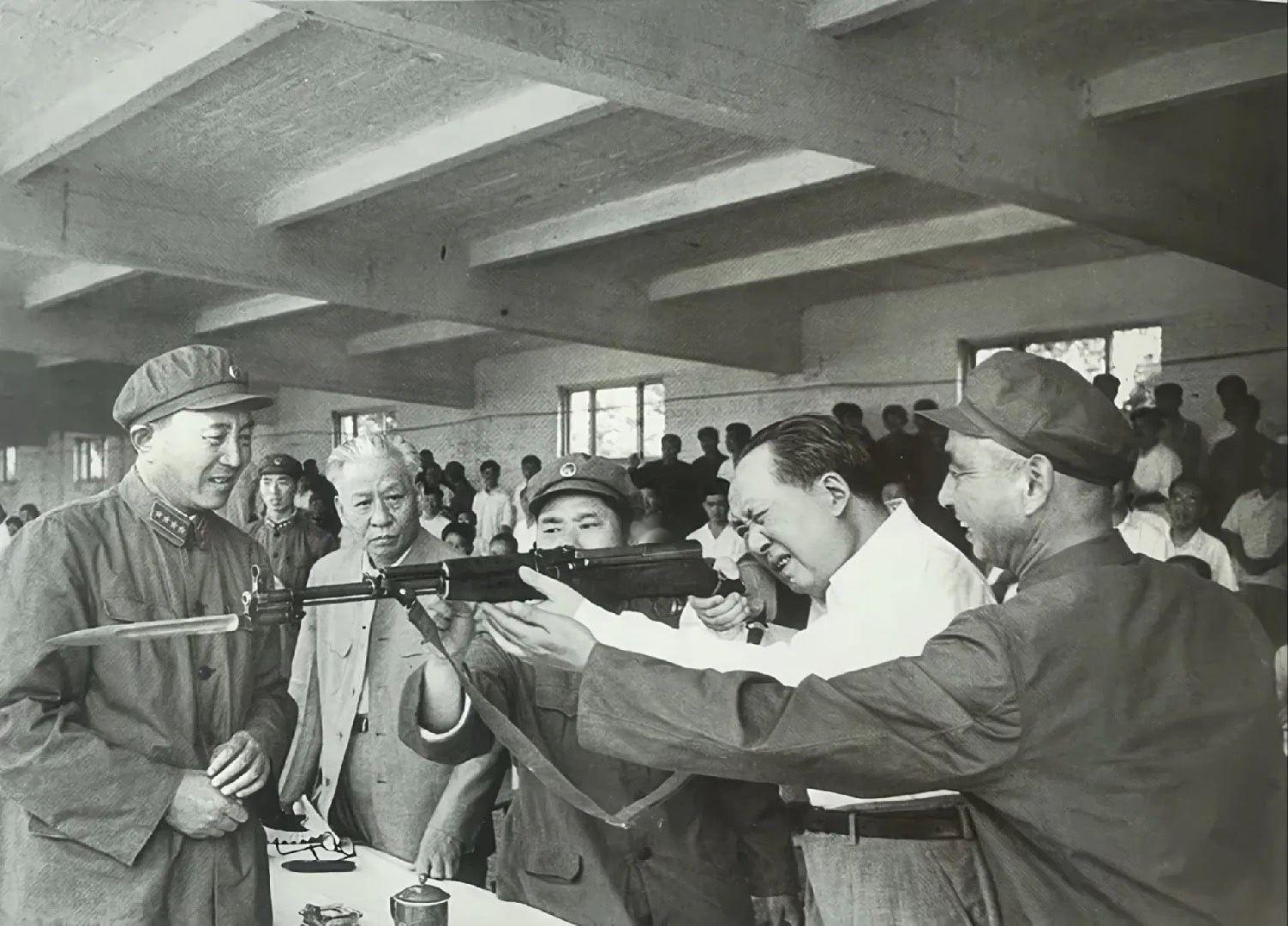 教员一生有没有开过枪？运筹帷幄之中，绝胜千里之外！ 