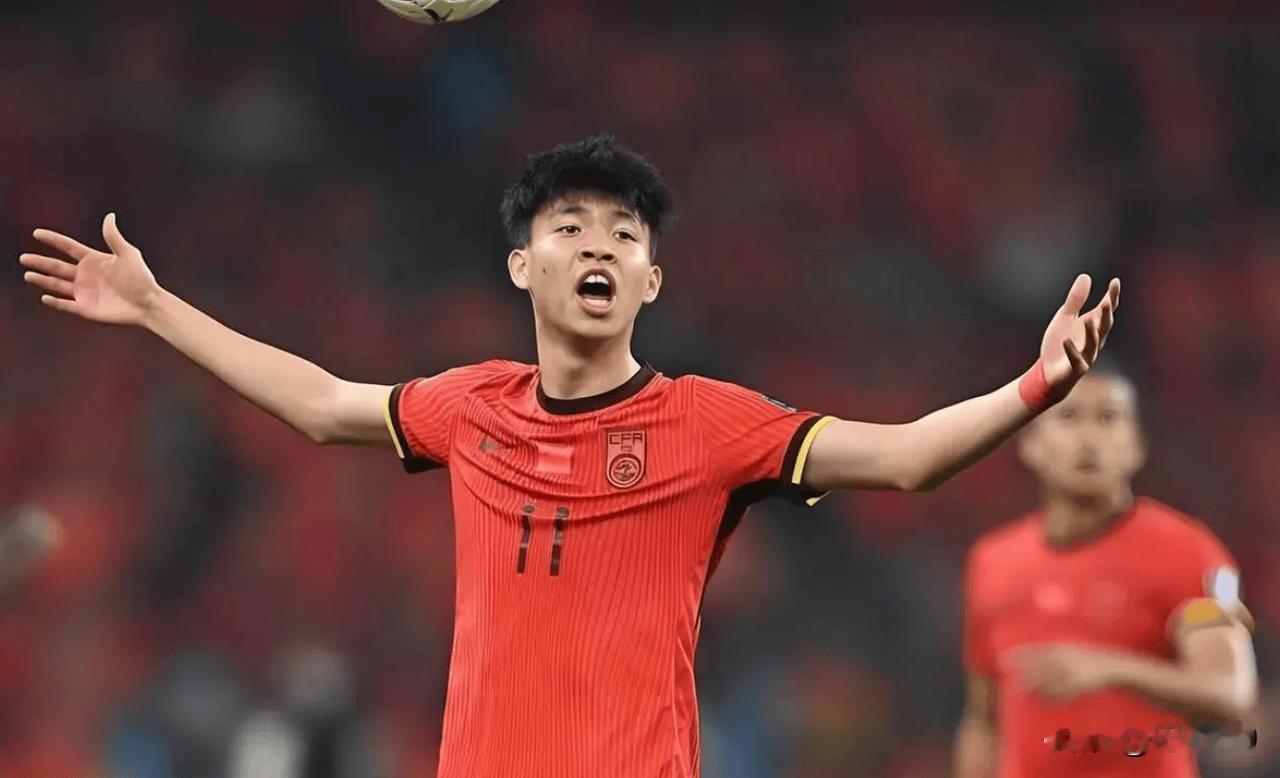 王钰栋决赛堪称国足进攻端毒药！全场丢9次球权、0次成功过人、1射偏出，致命停球失