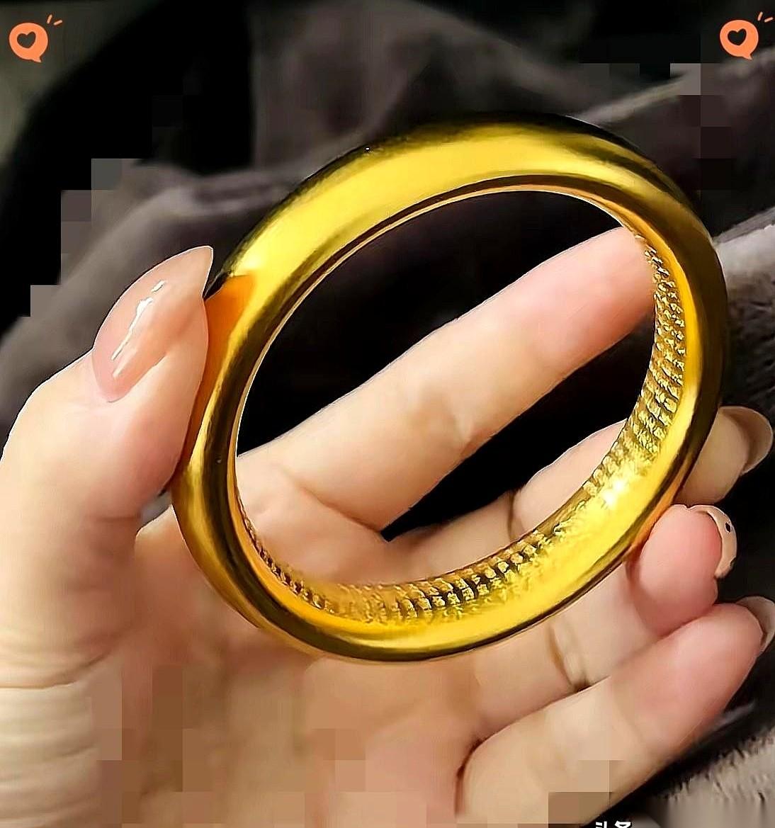 我嫂子昨天的一波操作，彻底把我这个常年在商场金店交智商税的大怨种干沉默了。
金价