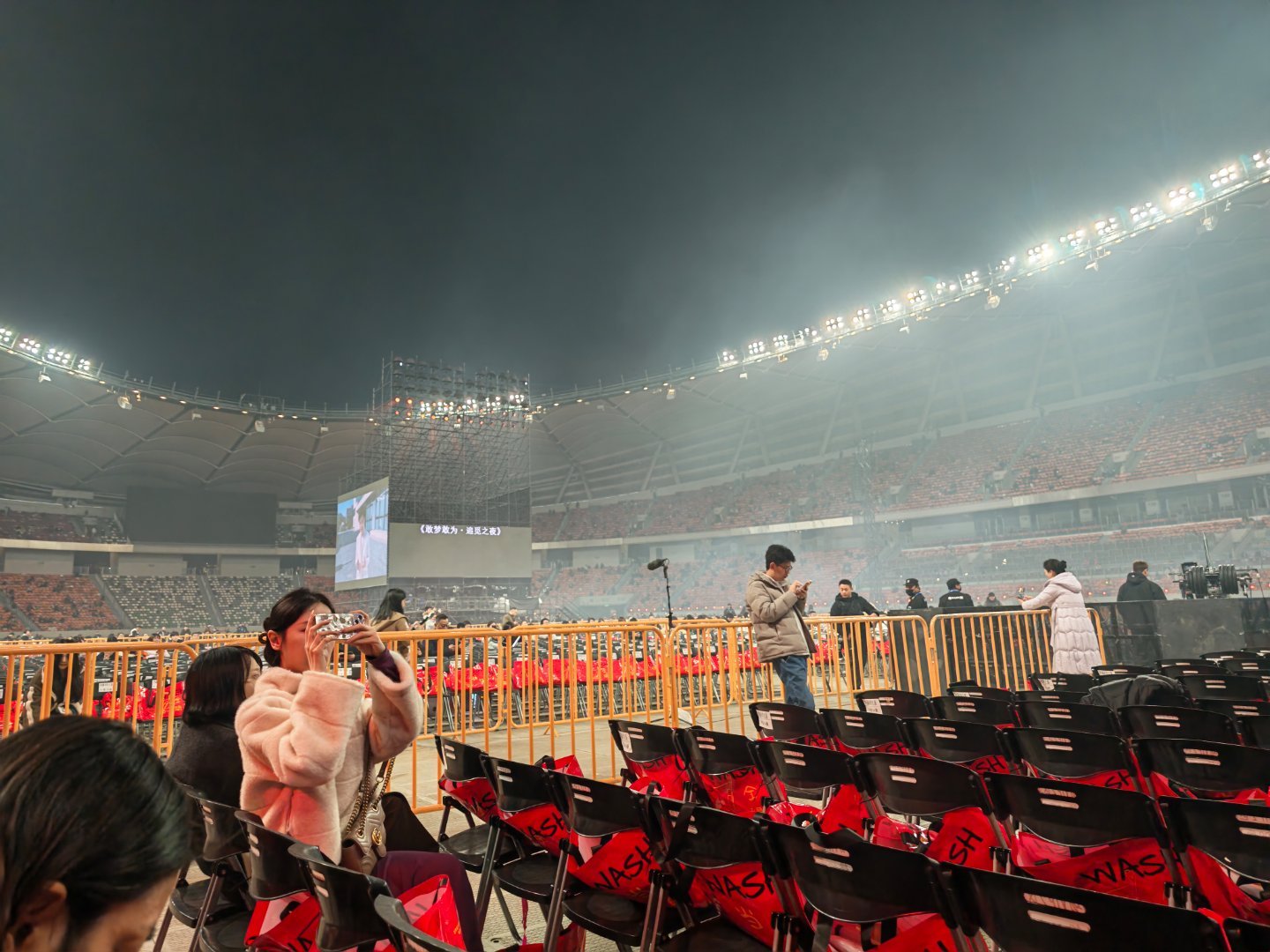 追觅之夜演唱会，来了不少巨星，今天这位置也是内场区，离舞台比较近到时拍明星给大家