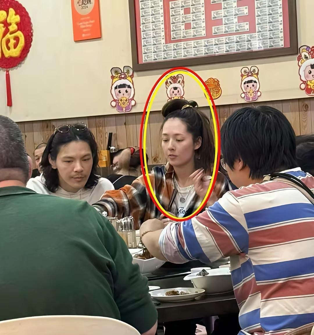 郭碧婷爸爸能说自己的女儿过的辛苦，不仅要照顾自己还要挣钱养家。反观向太说郭碧婷过