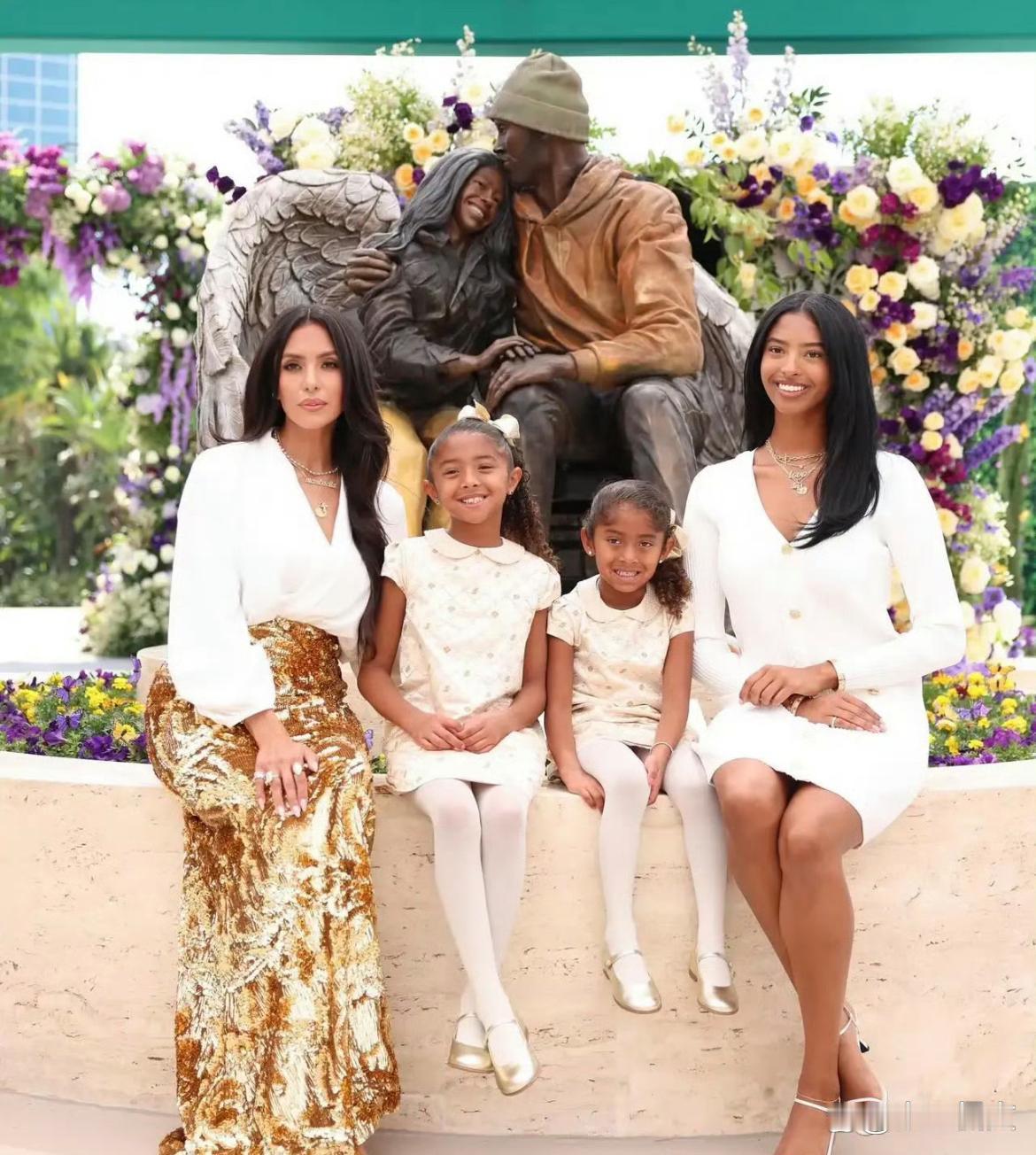 瓦妮莎带女儿们在科比和gigi雕像前合照 ​​​