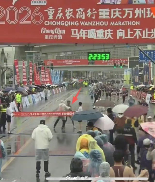 #官方称万州马拉松事故为裁判误判#【重庆万州马拉松乌龙事故引争议：冠军选手冲线时