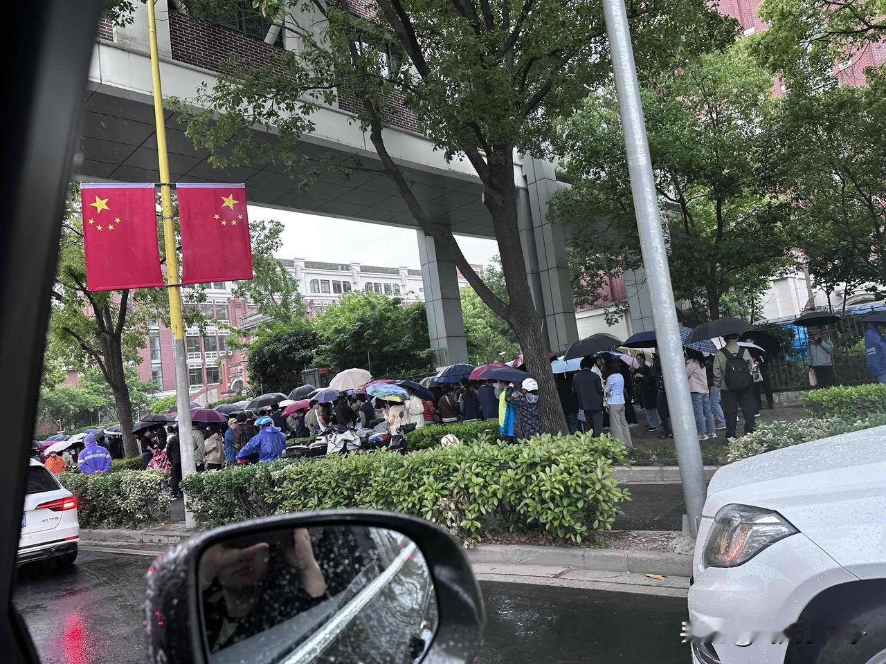 今天上海小三门等级考终于全部结束了，我家也有一个高三学子，不是学霸，但是选了物化