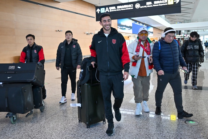 德转显示海港球员亚历斯祖加盟蓉城，方式为自由转会