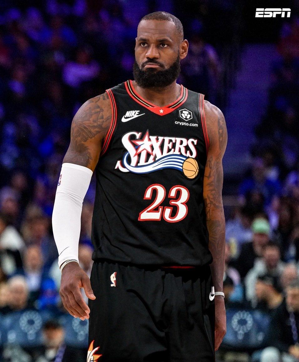 最后选了76人啊……
好吧 76人阵容确实就缺个大前锋
nba ​​​