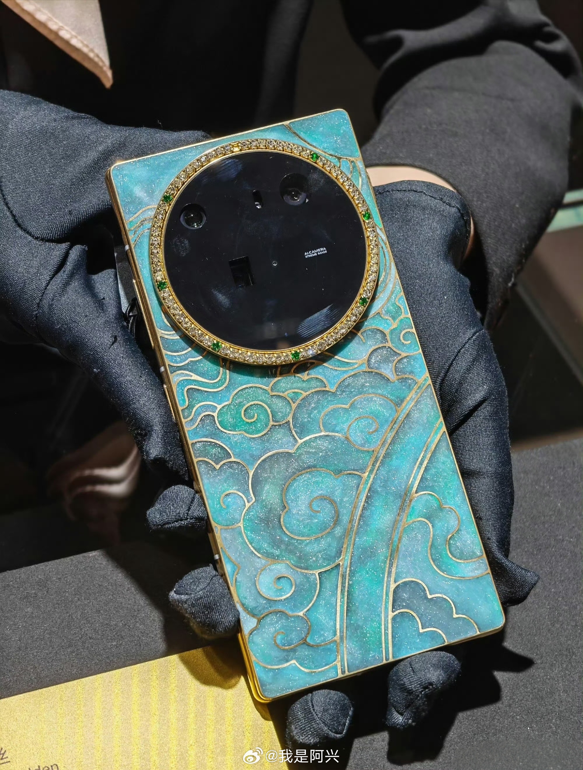 追觅手机让我看到了一个不一样的方向：屏幕没有跟风做成那种千篇一律的大R角，而是采