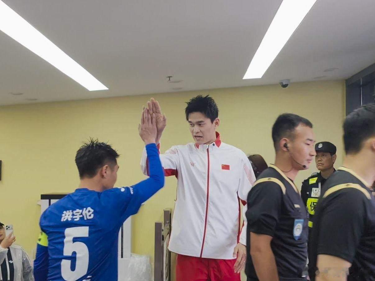 吴越杯 杭州队“吴越杯”首个主场，迎战嘉兴队。赛前孙杨来到球员通道，与等待上场的