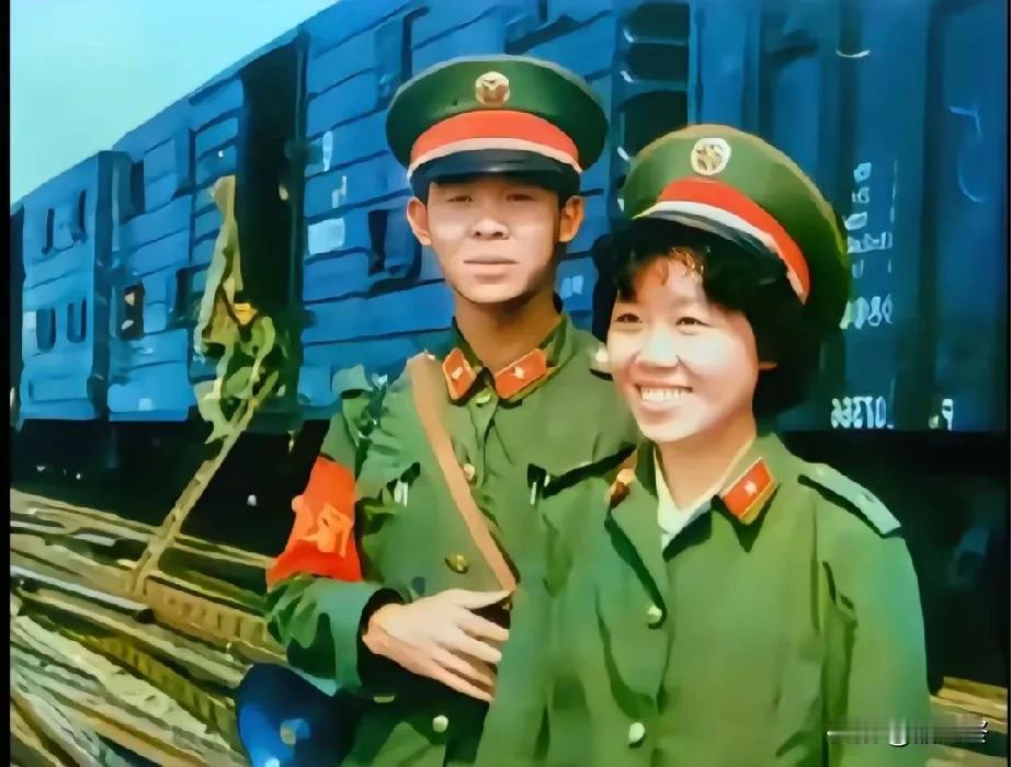 这是他与妻子于燕萍出征前，在车站留下的最后一张合影。而后，在与敌人苦战五天六夜后