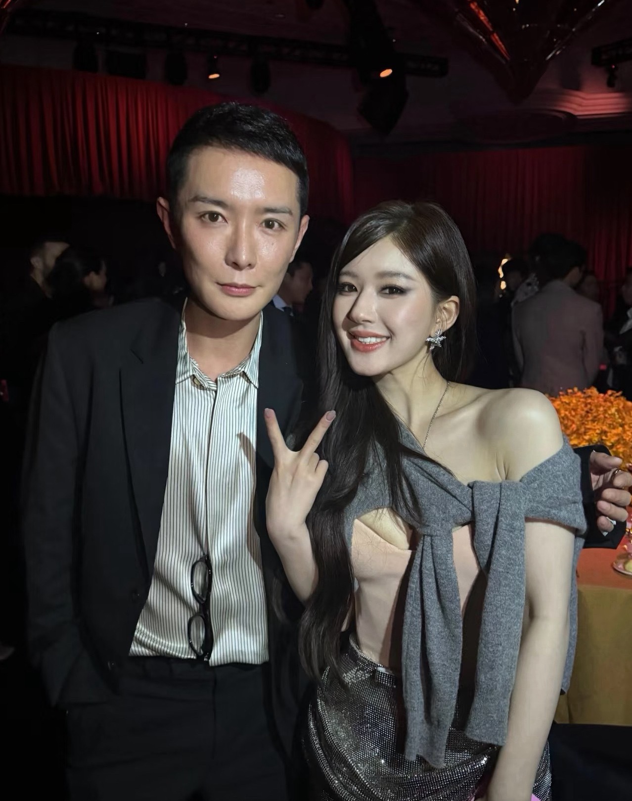 女明星的脸到底有多小，刘冲现实中绝对是脸很窄的了… 