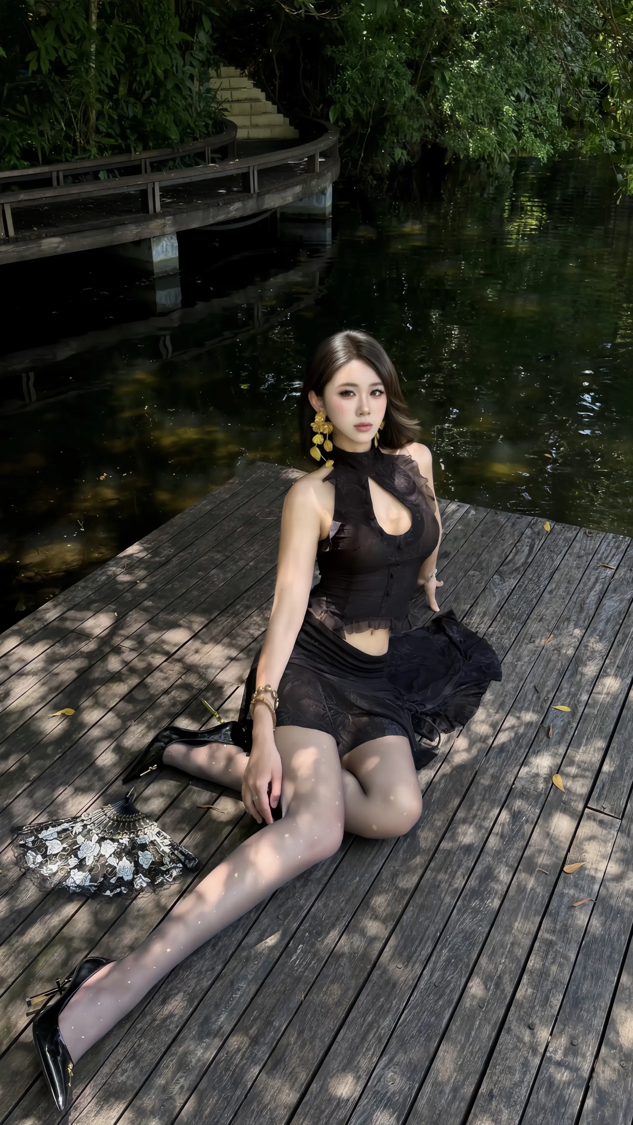 我俩从小便认识 只是你现在大便样了。