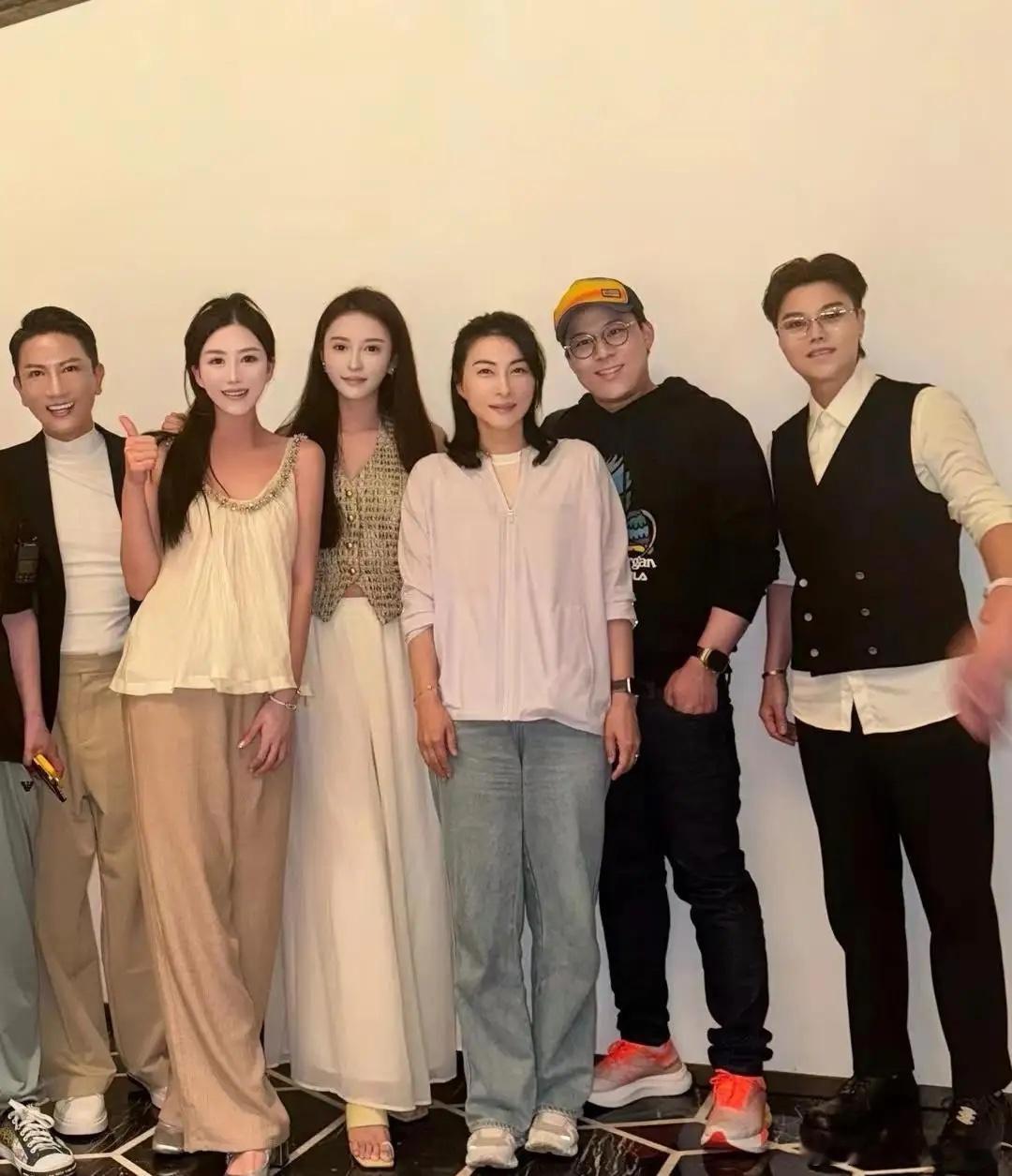 郭晶晶现身上海被偶遇，她的穿衣打扮朴素而大方，身形端庄匀称，脸部素颜状态挺好，皮