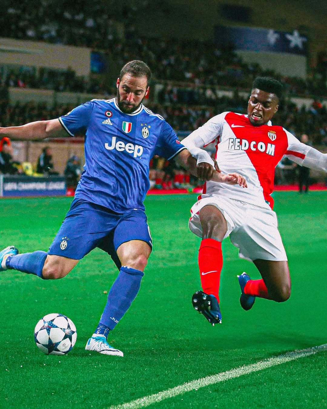 2017年欧冠半决赛首回合，摩纳哥对阵尤文图斯。年少的姆巴佩一战成名，彼时的尤文