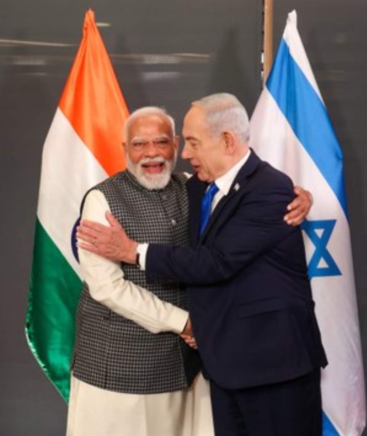 如果你说莫迪老仙不会法术，我是打死都不信。

这人简直能掐会算，比唐代袁天罡、李