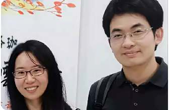 武大女教授被举报后续！疑似付某妻子发声：开着我们家给他买的车，穿情侣服去接曾某 