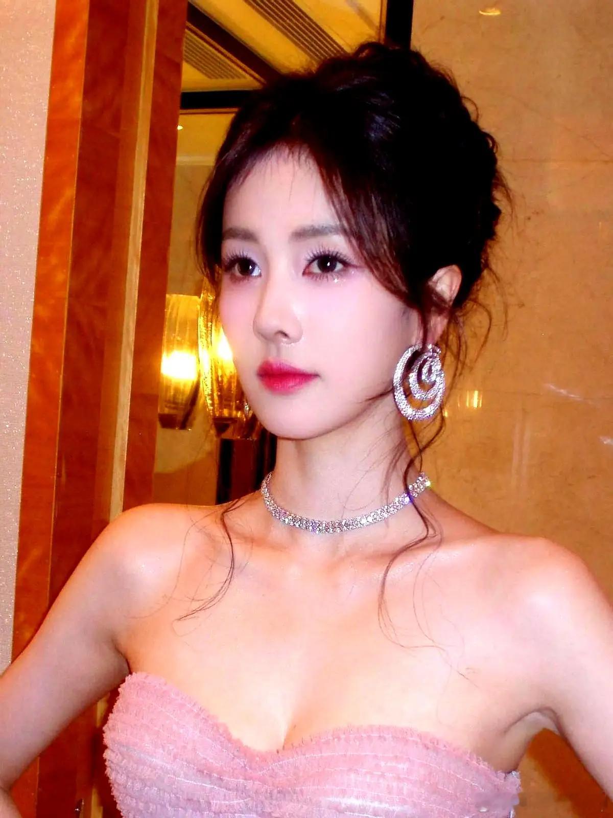 白鹿 美神 10月24日白鹿亮相成都思念汤圆活动，粉发搭配白裙，雨中撑伞俯身签售