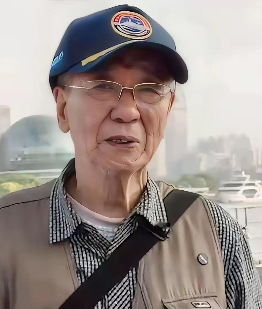 “眼泪止不住了！”沂蒙山舰停靠上海，91岁海军老兵没有参观资格，拿着1953年的