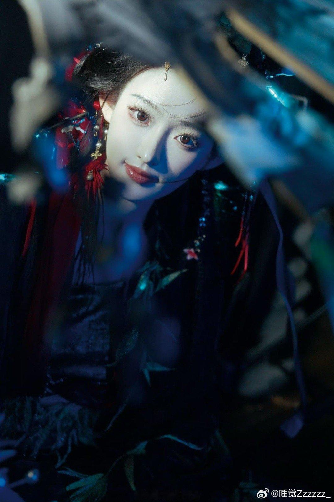 杨雨潼彼岸花拟人杨雨潼化身冷艳彼岸花，红白交织演绎中式美学，从甜美白鹤淮到凌厉花