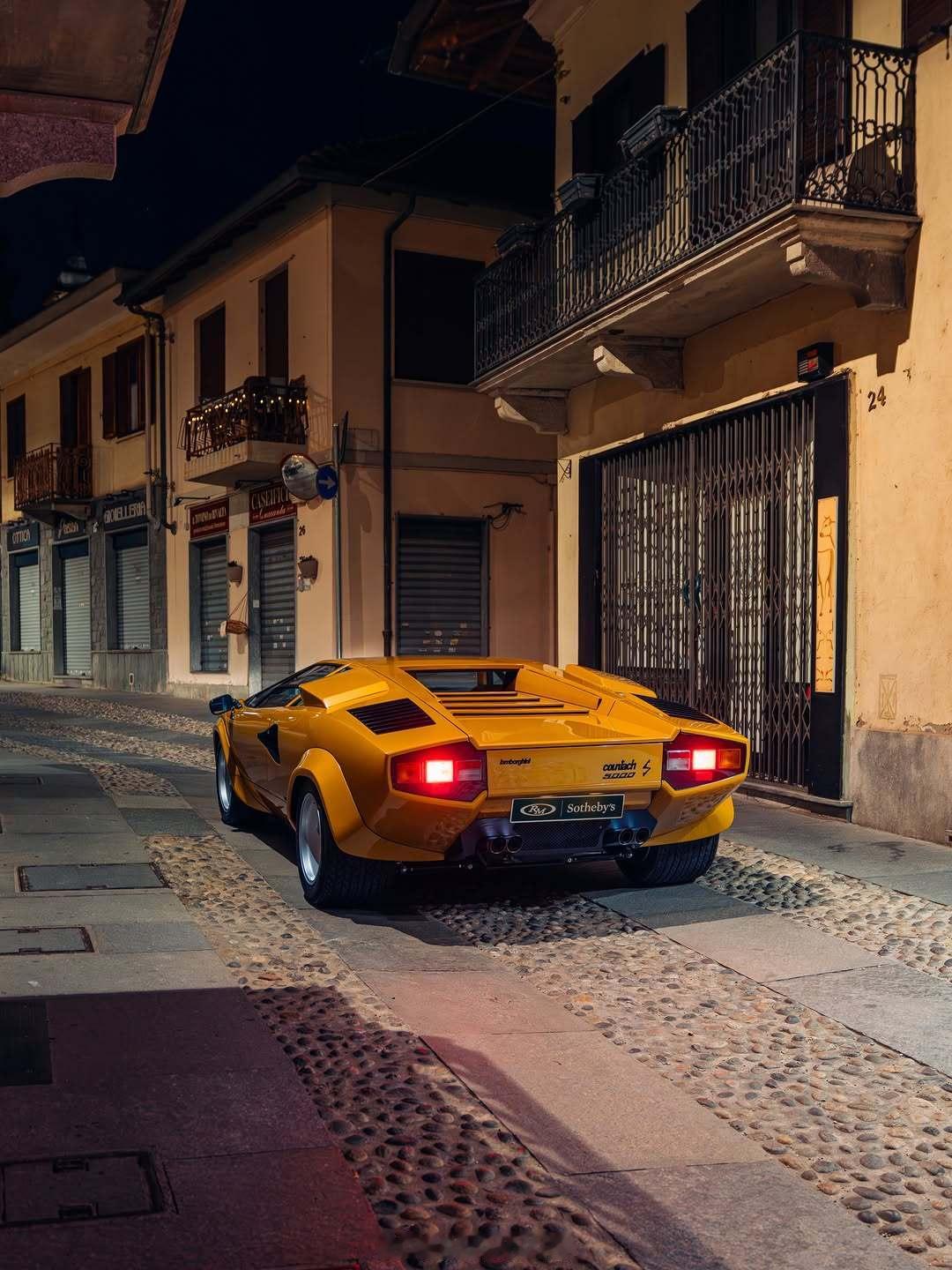 ClassicCarsLamborghiniCountach