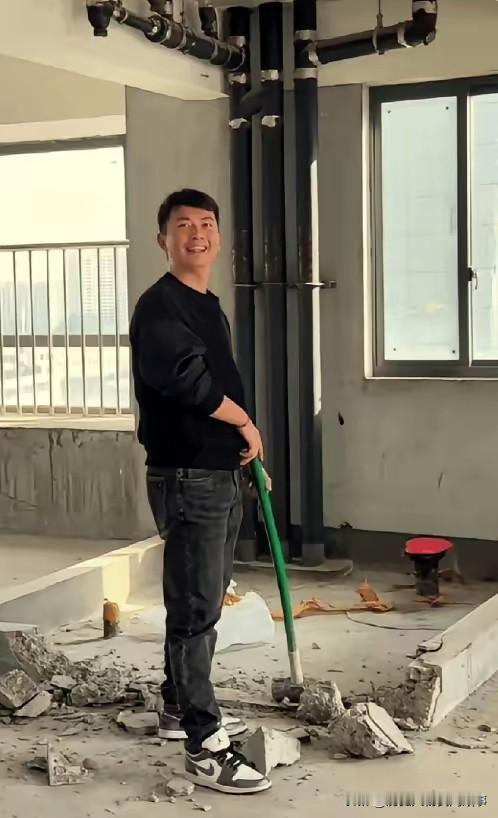 笑不活了！浙江男子为省2600元砸墙费，抡锤2小时伤手，才知师傅不用大锤
 
“