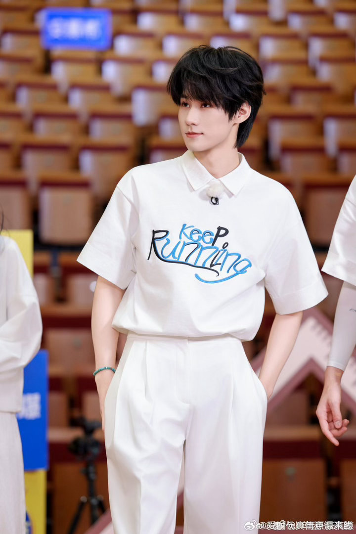 差一点就让我看到张真源了奔跑吧 真源全黑look出发海口，我盯着屏幕找了半天才找