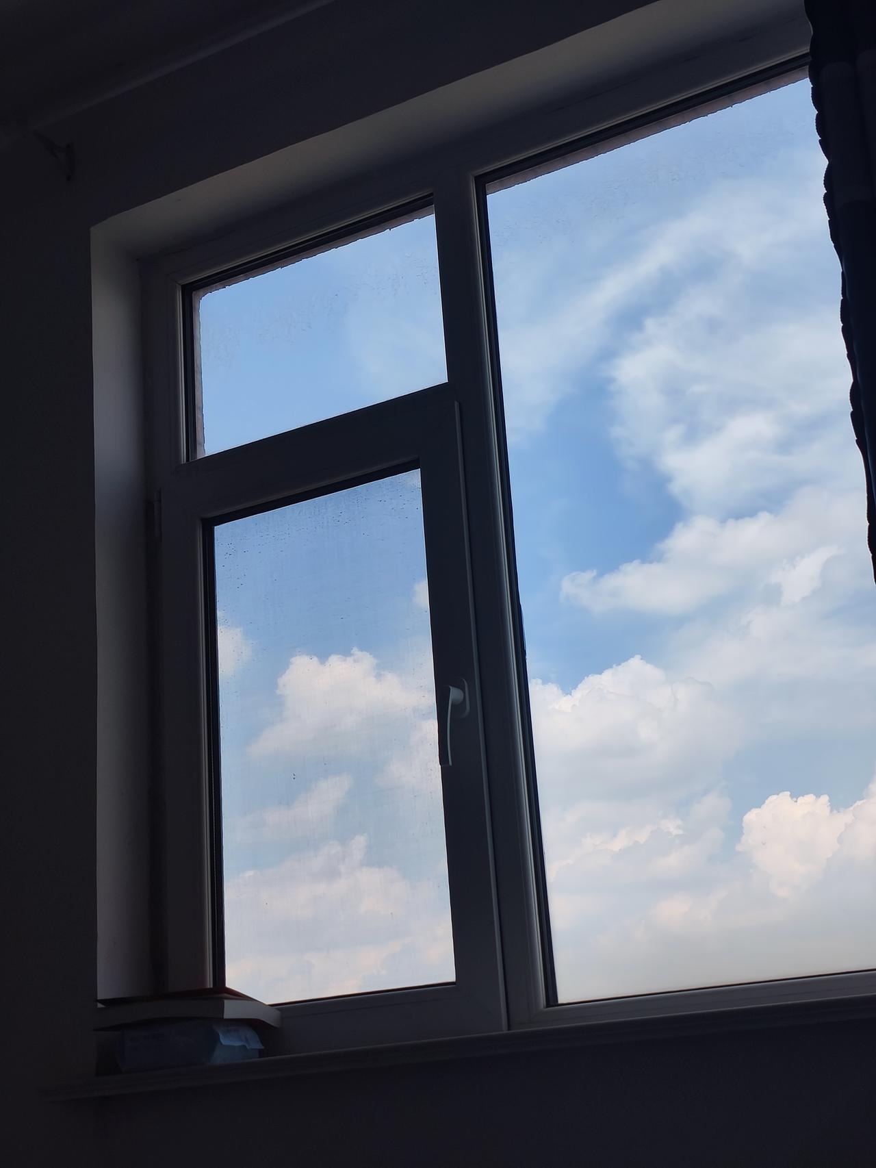 今日依旧高温、多云、晴空万里。
体力消耗太大，下班后的追剧活动都免了！