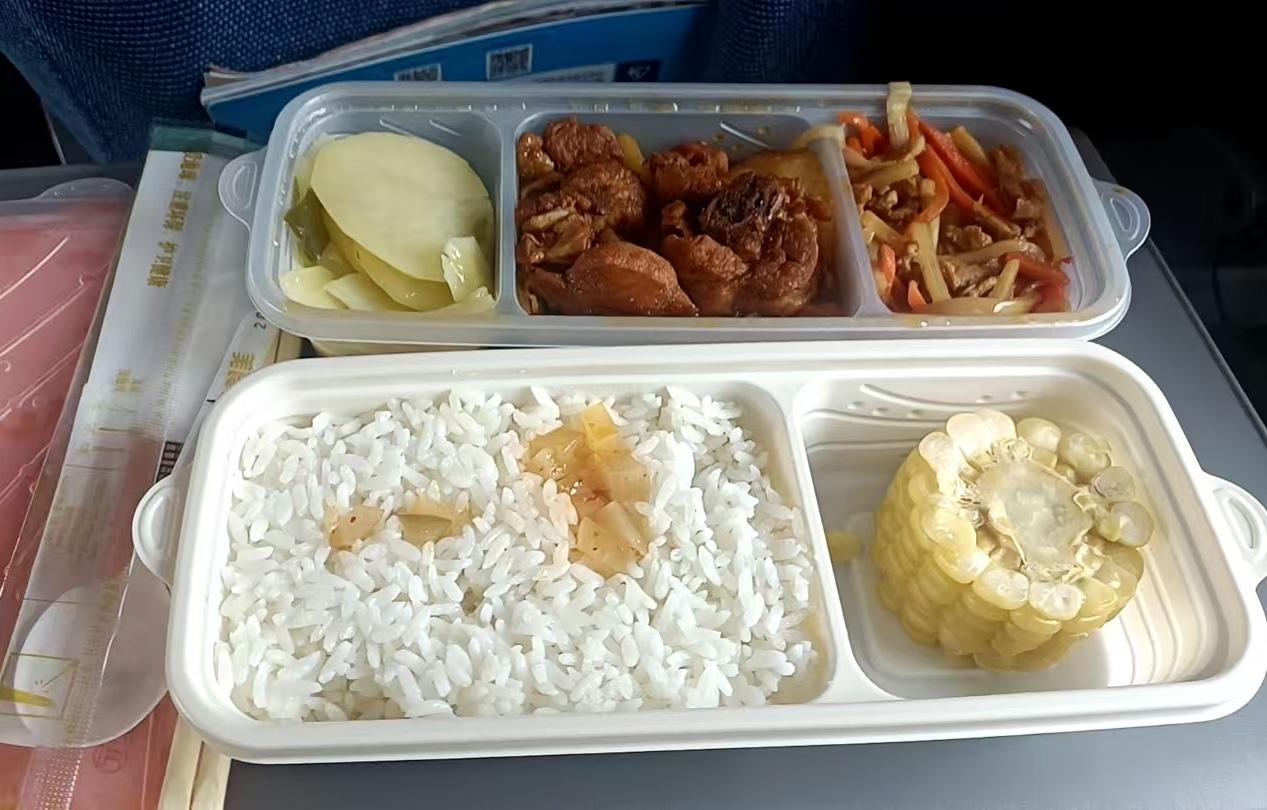 去北京出差，乘高铁路过徐州站，正好饭点。

补给的午餐是徐州特色的地锅鸡套餐。每